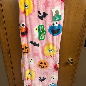 NWT Sesame Street Pink Throw Blanket Halloween Big Bird, Elmo, Cookie Monster'25